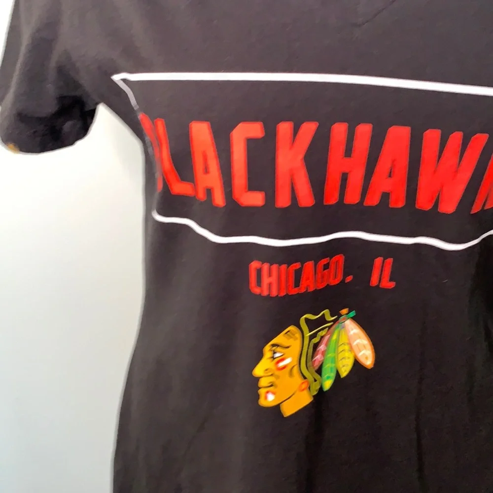 FANATICS NWT BLACK RED BLACKHAWKS CHICAGO V-NECK SHORT SLEEVE T-SHIRT SIZE M - Picture 4 of 7